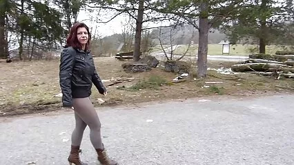 Chica rusa cambia de porno latino mamadas chico con dos machos, notando una relación aburrida