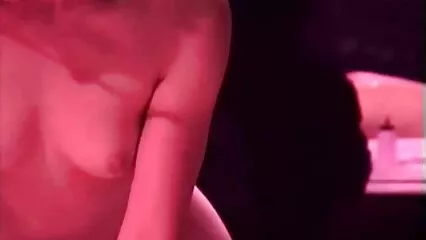 Asiático levanta las piernas y toca una videos porno de hispanas gran cogida de un chico ruso