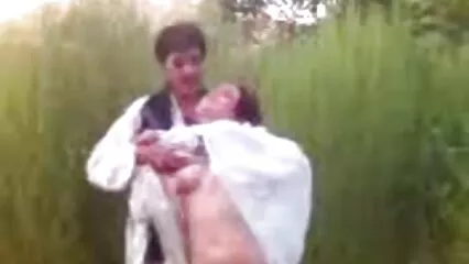 Chica obediente le bangbros latino permite a su novio besar todos los agujeros