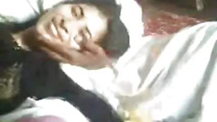 Dulce latino porno star mujer montando una polla follando pedos y arrastrándose a su habitación