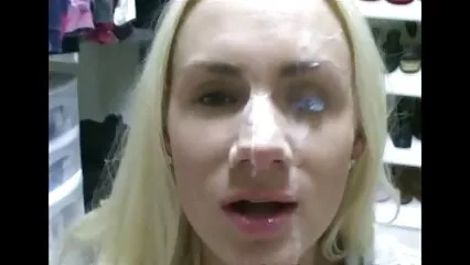 Dos amigas besan duro el ano latinasporno y la boca rubia de grandes tetas