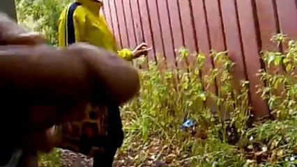 Bebé ruso chupa la polla de un hombre negro y luego le permite follar xxx en latino por el culo