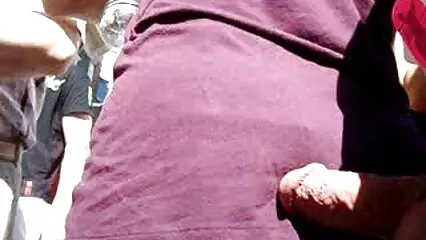 A la chica sexo caliente latino rubia le gusta besar y besar su culo.