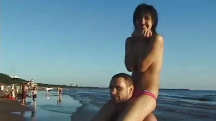 Medias adolescentes estira su culo porno casero latino a miembros grandes en Nochebuena