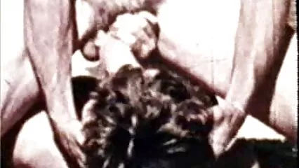 Un grupo de hombres le arrancó el culo a latino mom porno una joven rubia durante un BESO grupal