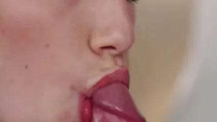 Chica rusa teniendo sexo con un joven porno interracial latino