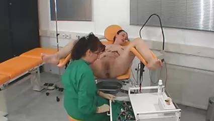 Adorable Gangbang con dos jóvenes morenas y tres hombres porno interracial latino fuertes