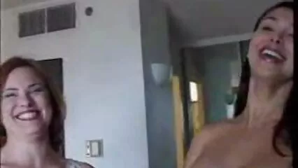 Morena aplasta su culo para sexo anal con dos negros porno subtitulado latino