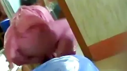 Un trabajador de Bardel pormo latino deleita a un grupo de clientes entusiasmados