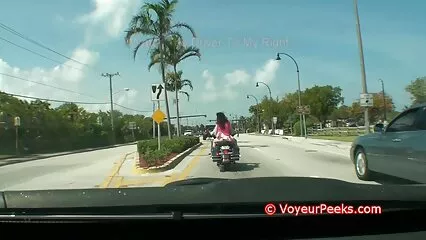 Se folla a su esposa latinos cojiendo con un gran beso y se quita la cámara.